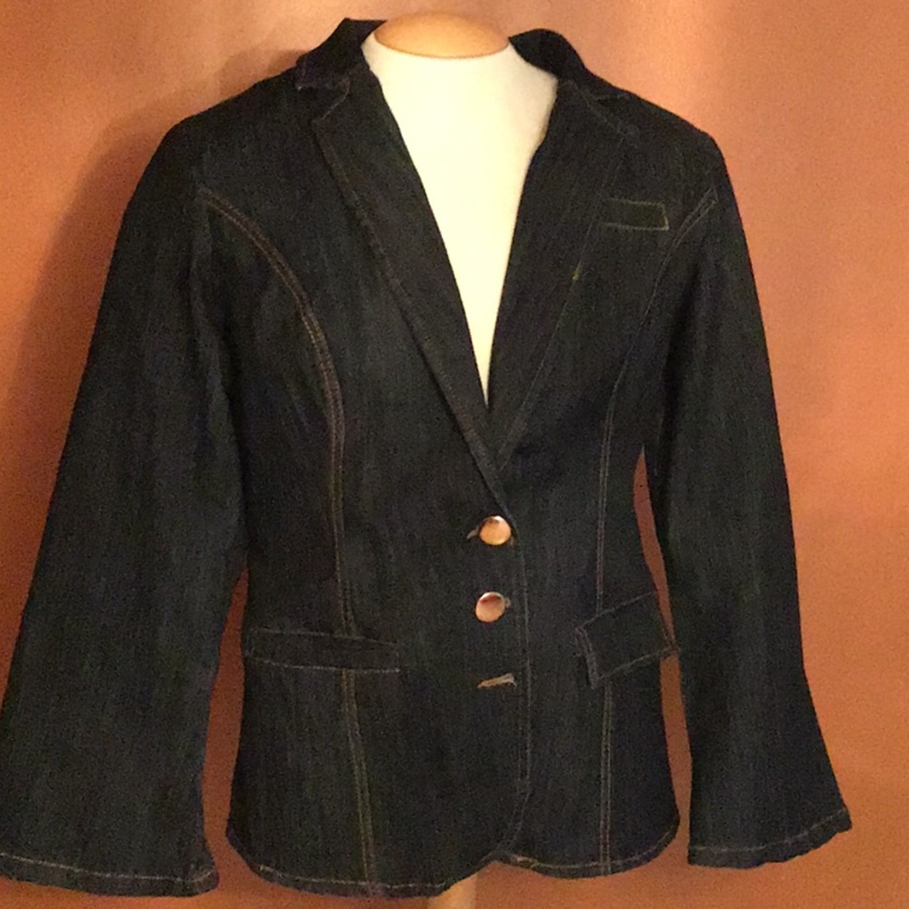 Denim jacket missing one button 10/12